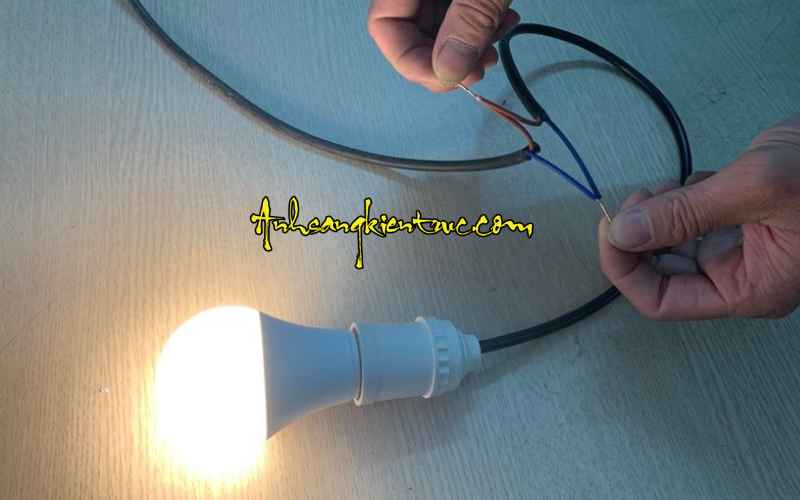Bóng Đèn 12V 24V Đui Xoáy E27 - Ánh Sáng Vàng 7W 1 bong led 12V E27